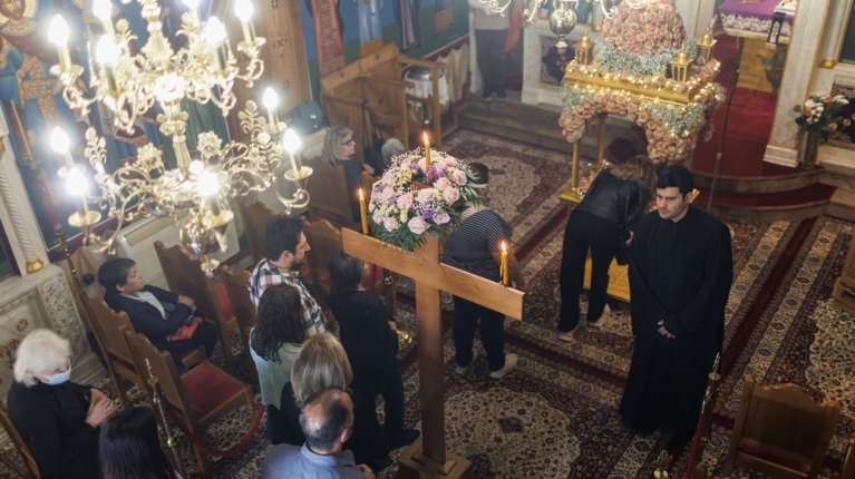 Mεγάλη Παρασκευή- Η κορύφωση του Θείου Δράματος: Με κατάνυξη η Αποκαθήλωση του Εσταυρωμένου