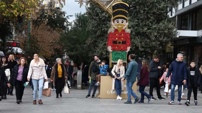 Δώρο Χριστουγέννων: Ποιοι θα πάρουν περισσότερα, πώς υπολογίζεται και τι αλλάζει φέτος