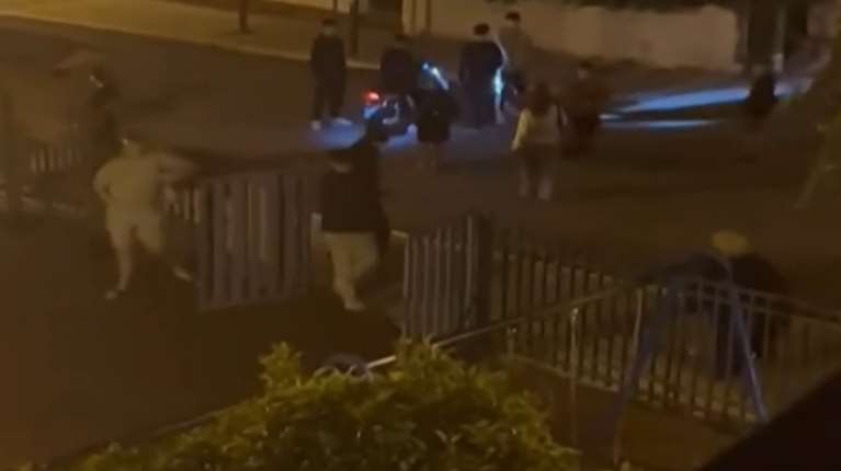 Πόρος: Γονιός έκανε μήνυση στον γιο της 85χρονης που της πέταξαν βαρελότα - Γιατί &quot;ανέβασε&quot; το βίντεο με το περιστατικό