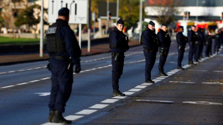 Πανικός στη Γαλλία: Κατάδικος κρατούσε ομήρους πέντε εργαζόμενους των φυλακών - Παραδόθηκε μετά από ώρες