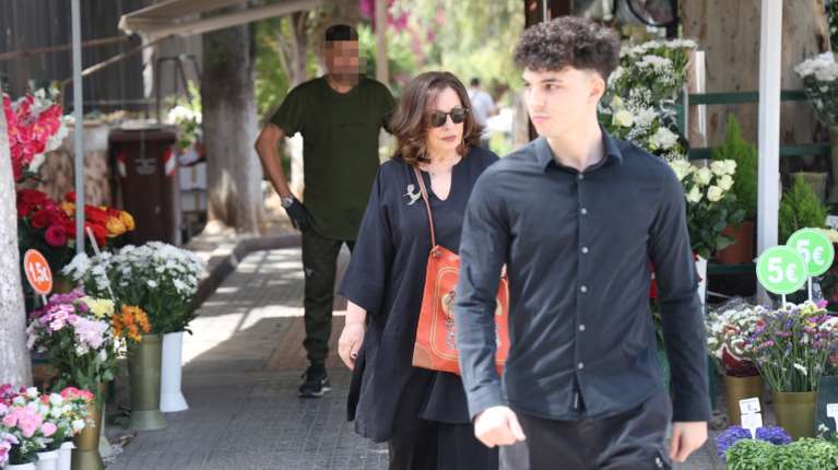 Το τελευταίο αντίο στον Αχιλλέα Θεοφίλου - Συγκινημένη η πρώην σύζυγός του, Χάρις Αλεξίου, μαζί με τον γιο τους [εικόνες]