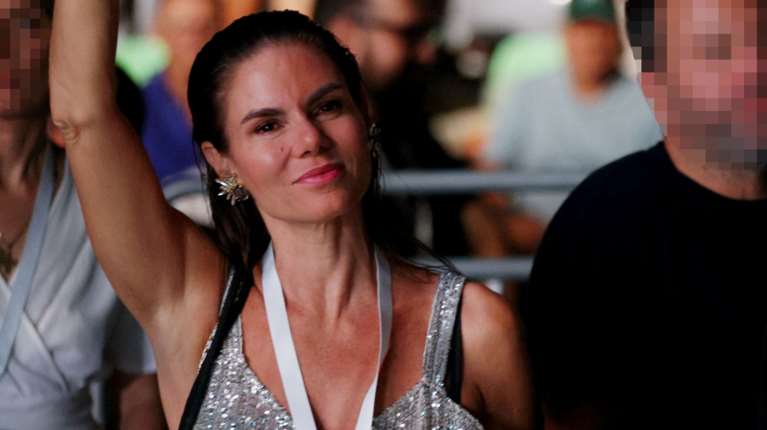 Μιράντα Πατέρα: Στη Μύκονο για τη βάφτιση του εγγονού της - Κομψή και στιλάτη με χρυσά κοσμήματα [εικόνες]