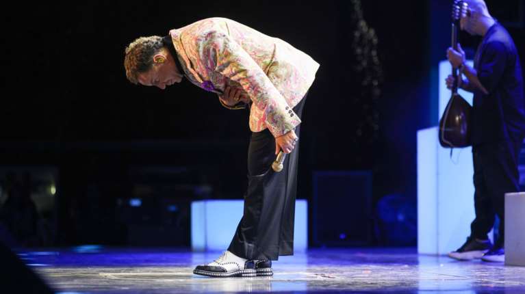 Γιώργος Μαζωνάκης: Επέστρεψε στη σκηνή και αποθεώθηκε - Η εμφάνιση με τον Φοίβο Δεληβοριά που έγινε sold out σε 3 ώρες