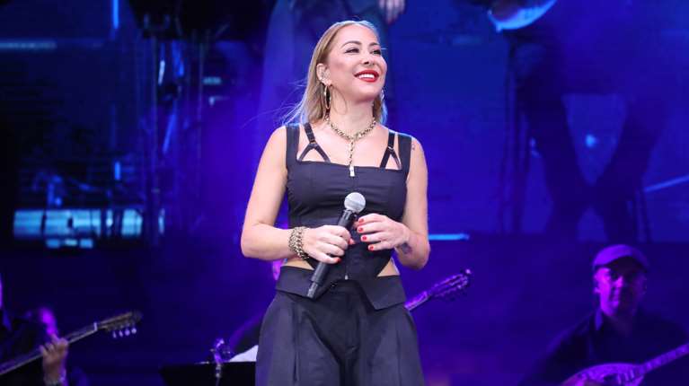 Εγκλωβίστηκε και η τραγουδίστρια Μελίνα Ασλανίδου στο λιμάνι του Βόλου - Μαζί με τους μουσικούς της