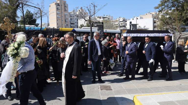 Συγκίνηση στην κηδεία της &quot;παπαδιάς&quot; από το Καφέ της Χαράς: Ήταν εκεί Ρώμας, Μπιμπίλας και Χατζησοφιά [εικόνες]