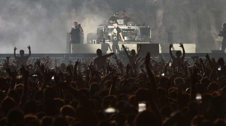 Ο ΛΕΞ έβαλε ξανά φωτιά στο ΟΑΚΑ - Ντελίριο και στη δεύτερη συναυλία του [εικόνες - βίντεο]