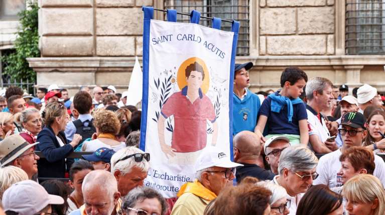 Αγιος από σήμερα ο &quot;influencer του Θεού&quot; - Χιλιάδες κόσμου στο Βατικανό [εικόνες - βίντεο]