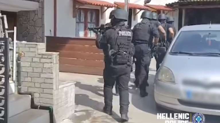 Πάνοπλοι αστυνομικοί της ΟΠΚΕ κάνουν εντυπωσιακή έφοδο σε σπίτι 62χρονου - Επειδή εκοβε ξύλα παράνομα [βίντεο]