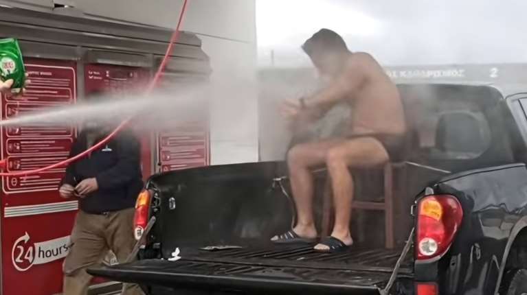 Το... τερμάτισαν στη Μεσαρά Κρήτης: Πριν τον γάμο έπλυναν τον γαμπρό σε πλυντήριο αυτοκινήτων [εικόνες]