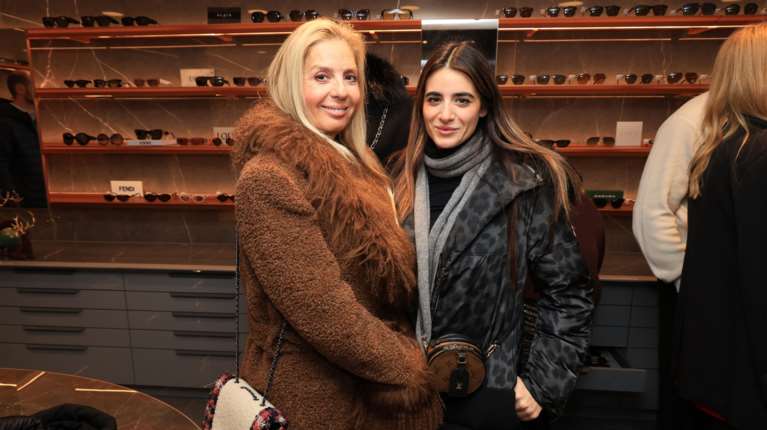 H Έλενα Μακρή Λυμπέρη με την κόρη της Φιλίππα σε εγκαίνια στην Κηφισιά