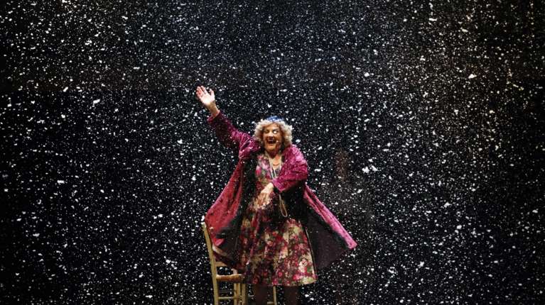 Πλήθος επωνύμων στην πρεμιέρα της παράστασης "Η μητέρα του σκύλου" με την Υρώ Μανέ