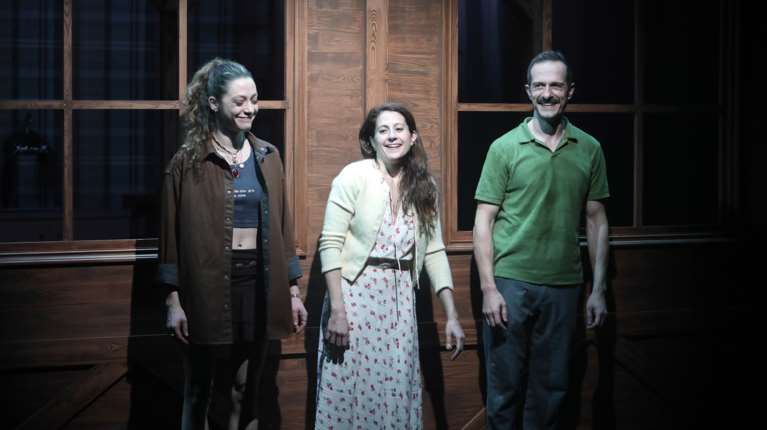 Πρεμιέρα για την παράσταση &quot;Στην εξοχή&quot; στο Θέατρο Αποθήκη παρουσία πολλών επωνύμων [εικόνες]