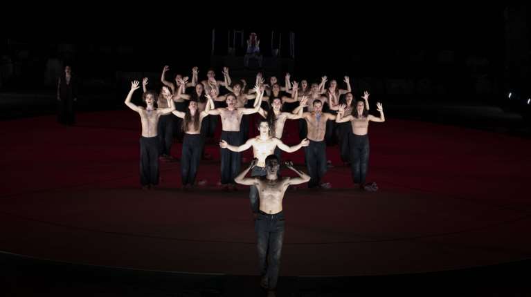 &quot;Ορέστεια&quot; του Αισχύλου: Η εμβληματική παράσταση ρίχνει αυλαία στο Θέατρο Πέτρας