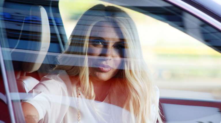 Τι δώρισε η Ελένη Μενεγάκη στη Δημοτική Βιβλιοθήκη Ελασσόνας [εικόνες]