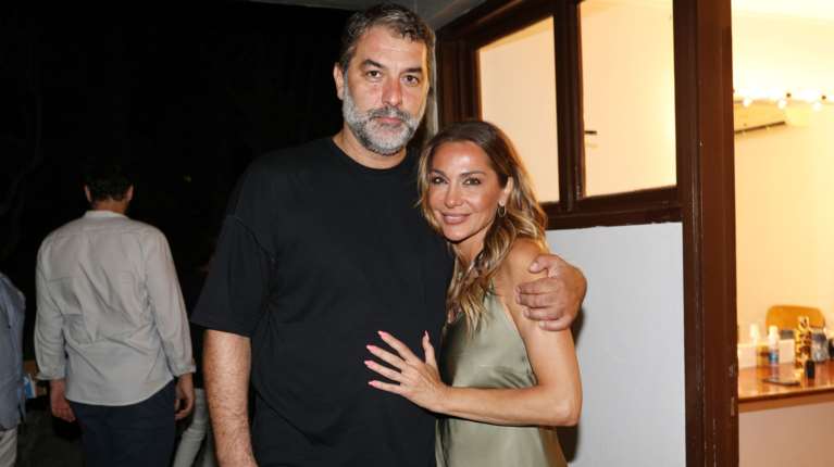 Η Δέσποινα Βανδή με τους γονείς του Βασίλη Μπισμπίκη σε σπάνια δημόσια εμφάνιση