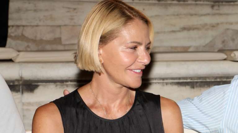 Η Τζένη Μπαλατσινού στρώνει το τραπέζι στο σπίτι της στην Πάτμο - Εικόνες από το εσωτερικό του σπιτιού