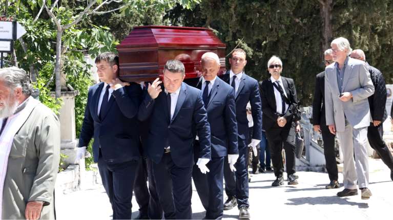 Το τελευταίο αντίο στον Δημήτρη Σουλελέ, τον αγαπημένο κομμωτή της Μαρινέλλας - Ποιοι διάσημοι έδωσαν το παρών [εικόνες]