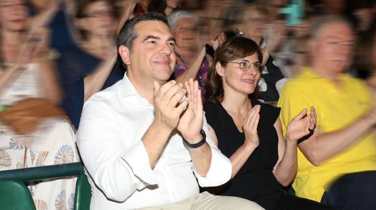 Τσίπρας και Μπαζιάνα στην πρώτη σειρά της παράστασης "Μόνος με τον Αμλετ" - Οι φωτό με Χειλάκη στα παρασκήνια