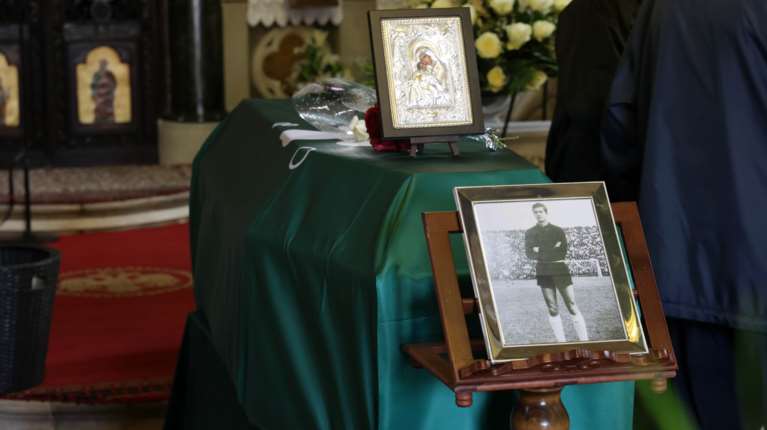 Συγκίνηση στο τελευταίο αντίο για τον Τάκη Οικονομόπουλο: Ποιοι έδωσαν το παρών στην κηδεία του θρυλικού τερματοφύλακα