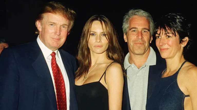 Υπόθεση Επστάιν: Φωτογραφίες και κείμενα "χάθηκαν" από τον φάκελο - Οργιάζουν οι επικρίσεις για τους χειρισμούς Τραμπ