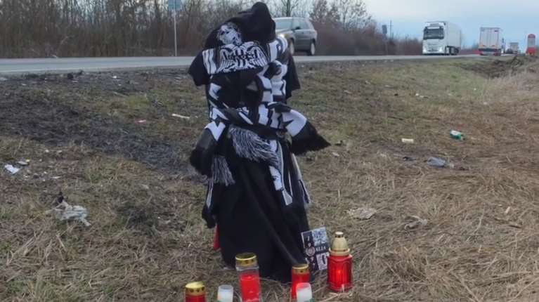 Τραγωδία στη Ρουμανία: Το μνημείο στο σημείο του πολύνεκρου τροχαίου με τους οπαδούς του ΠΑΟΚ