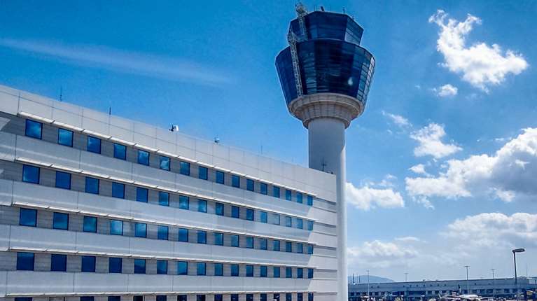 Κομισιόν: Στέλνει την Ελλάδα στο ευρωπαϊκό Δικαστήριο για &quot;έλλειψη&quot; σύγχρονων διαδικασιών πλοήγησης στα αεροδρόμια