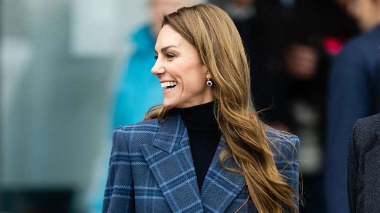 Super chic η Κέιτ Μίντλετον στη Σκωτία : Με ολοκαίνουργιο μάξι καρό παλτό