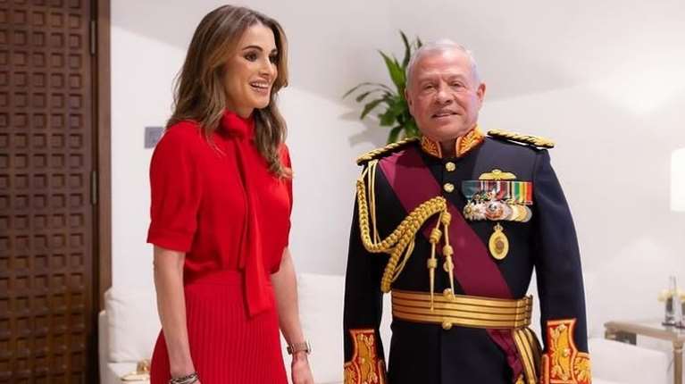 Στα κόκκινα η βασίλισσα Ράνια: Η εντυπωσιακή εμφάνιση της royal που πρόσφατα έγινε και πάλι γιαγιά