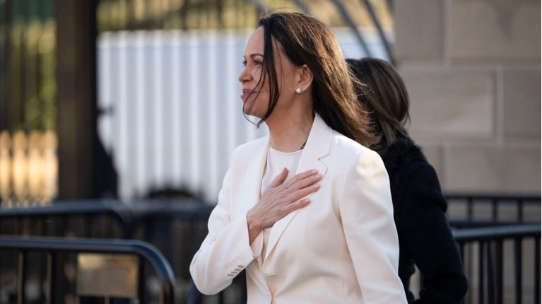 ΜΑΡΙΑ ΚΟΡΙΝΑ ΜΑΤΣΑΔΟ ΛΕΥΚΟΣ ΟΙΚΟΣ