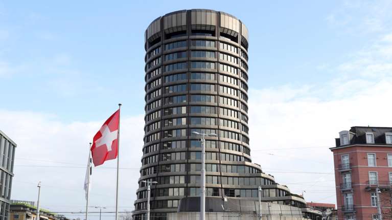 Δημοψήφισμα στην Ελβετία για υποχρεωτική πολιτική θητεία και για έναν κλιματικό φόρο στους πιο πλούσιους