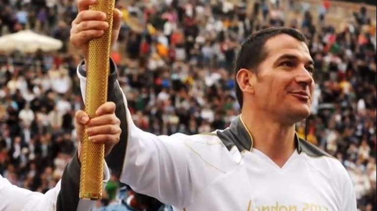 Ο Πύρρος Δήμας απαντά μετά τις αντιδράσεις για την Ολυμπιακή Δάδα: &quot;Έγινε για καλό σκοπό, την έδωσα για τα παιδιά&quot;