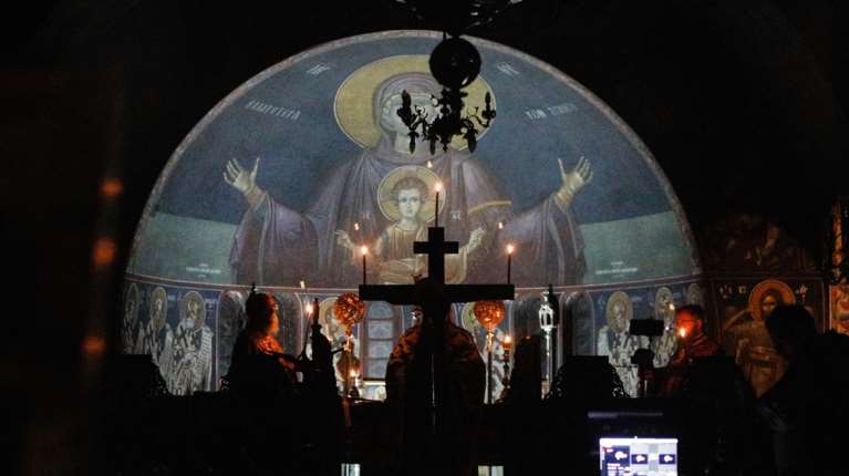 Μεγάλη Πέμπτη: &quot;Σήμερον κρεμάται επί ξύλου...&quot; - Τι συμβολίζουν τα 12 Ευαγγέλια