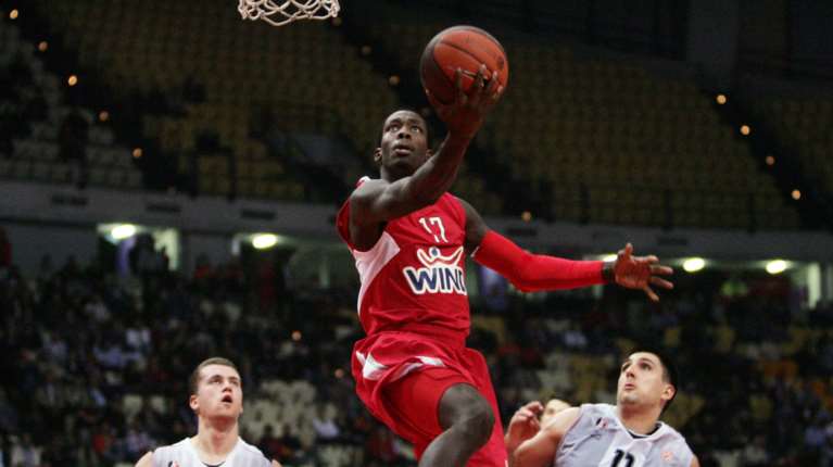 Πρώην παίκτης του Ολυμπιακού κατηγορείται ότι γρονθοκόπησε και προσπάθησε να πνίξει την αδελφή του