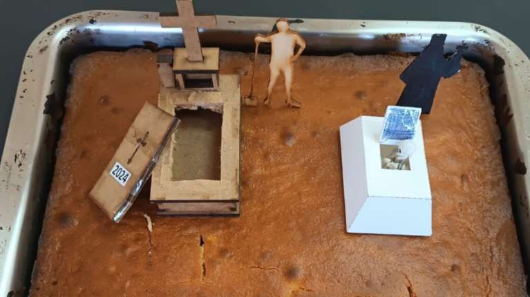 Βασιλόπιτα του Δήμου Βόλου προκαλεί σοκ και δέος  - Τάφοι, εργάτης κοιμητηρίου και παπάς στη διακόσμηση [Εικόνες]