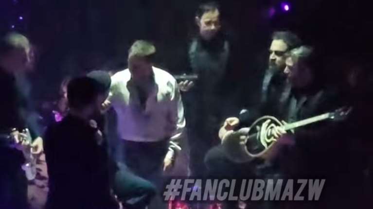 Αποθέωση του Μαζωνάκη σε μπλακ άουτ στο μαγαζί: Συνέχισε α καπέλα, με παλαμάκια από το κοινό