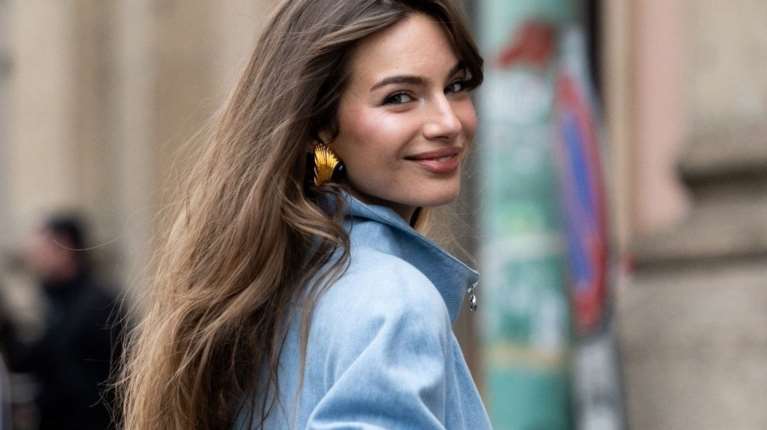 Color Melting: Η μέθοδος που μπορεί να ανανεώσει το χρώμα των μαλλιών σου και δεν απαιτεί πολλή συντήρηση