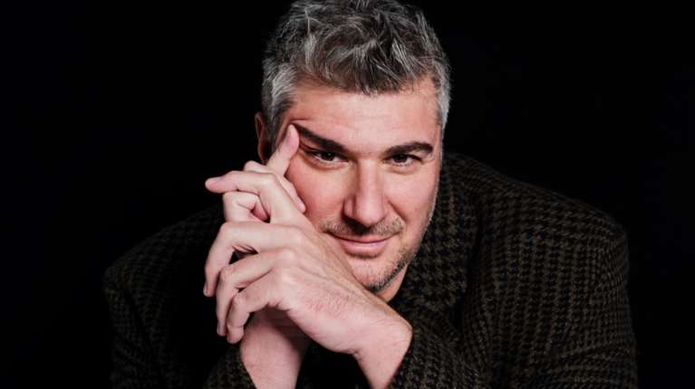 Ο στιχουργός Νίκος Μωραΐτης &quot;διορθώνει&quot; την ανάρτηση Μητσοτάκη για τον Σαββόπουλο: &quot;Τα ‘χεις κάνει θάλασσα&quot;