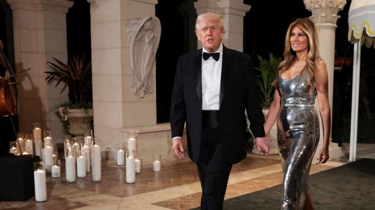 Ρεβεγιόν στο Μαρ-α-Λάγκο: Η λαμπερή Μελάνια, το μήνυμα Τραμπ για "ειρήνη" και η δημοπρασία εκατομμυρίων [εικόνες]