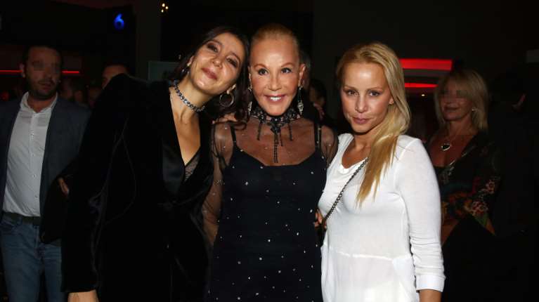 &quot;Πάγωσε&quot; η δημοπρασία των κοσμημάτων της Ζωής Λάσκαρη - Η αντίδραση της Μάρθας Κουτουμάνου μετά την κατάσχεση [βίντεο]