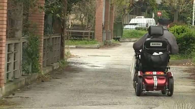 Στο &quot;σφυρί&quot; η πρώτη κατοικία οικογένειας με πατέρα τετραπληγικό: &quot;Δεν ήθελα να καταχραστώ τα λεφτά του ελληνικού κράτους&quot;