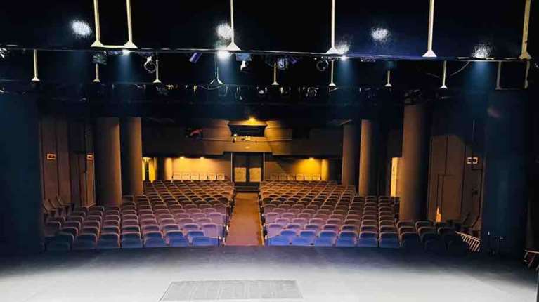 Το ιστορικό Θέατρο Αλφα Ληναίος-Φωτίου ανακαινίστηκε - Εργονομικά καθίσματα, θέσεις ΑμεΑ, νέα σκηνή [εικόνες]