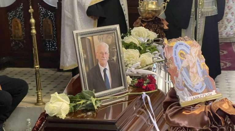 Χανιά: Συγκίνηση στο τελευταίο "αντίο" στον Νίκο Παπαδάκη - Παρούσες Ζαχαράκη, Βολουδάκη, Διαμαντοπούλου