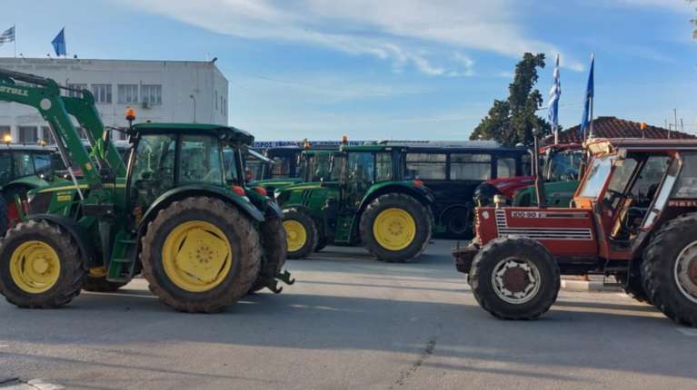 Στο λιμάνι του Βόλου οι αγρότες με τα τρακτέρ - Κλιμακώνονται οι κινητοποιήσεις στις υπόλοιπες περιοχές [εικόνες - βίντεο]