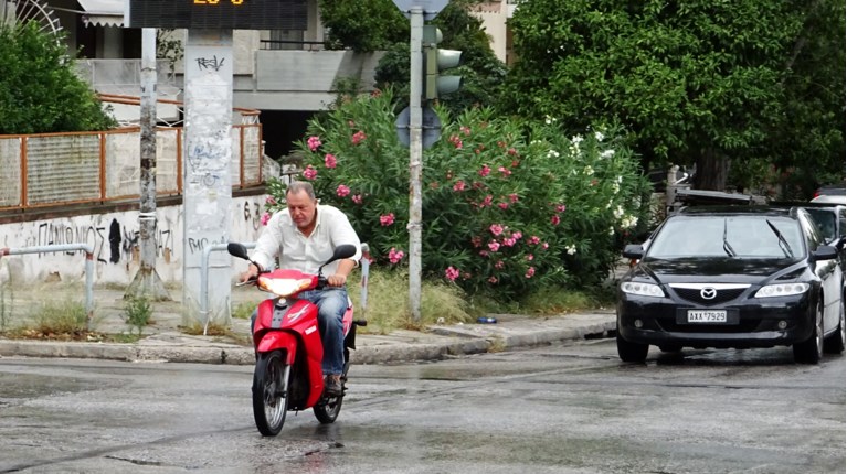 Βροχή Αθήνα Μηχανάκι