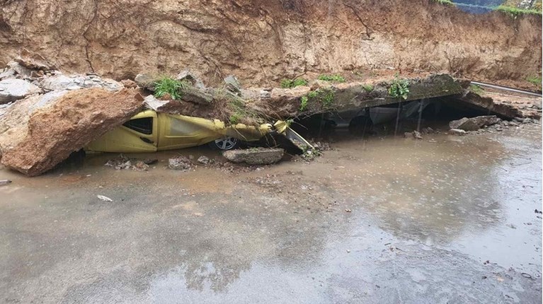 ροδος βραχος καταπλάκωσε αυτοκινητα