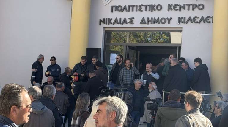 Αγρότες: Σκληραίνουν τη στάση τους - Αποφάσισαν μπλόκα στις εθνικές οδούς  - Κλείνουν λιμάνια και τελωνεία
