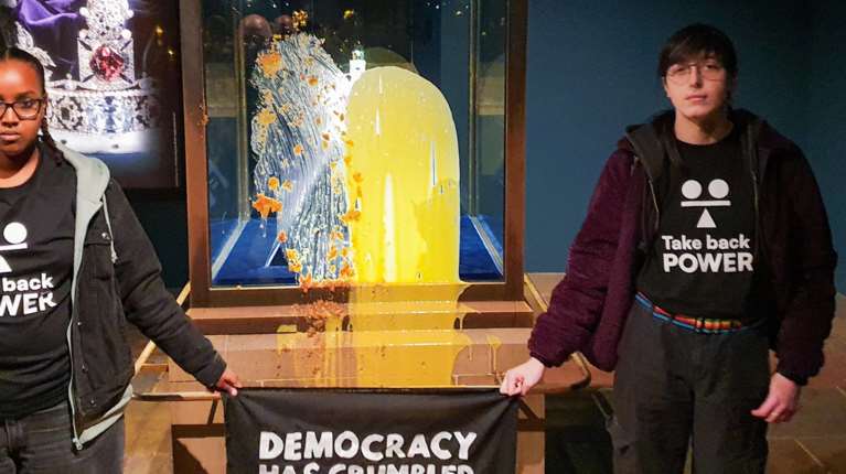 Σάλος στη Βρετανία: Ακτιβιστές πέταξαν κρέμα και... μηλόπιτα στο Αυτοκρατορικό Στέμμα του Κράτους [βίντεο]