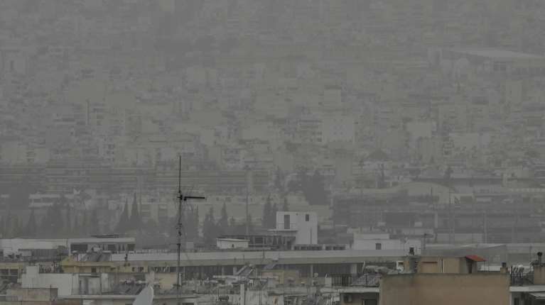 Έντονη η μεταφορά αφρικανικής σκόνης σχεδόν σε όλη την Ελλάδα - Η απόκοσμη εικόνα του νέφους πάνω από την Αττική