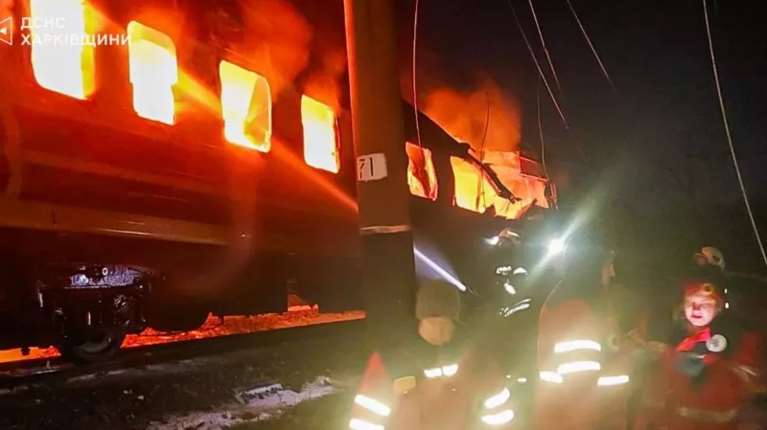 Ουκρανία: Τέσσερις νεκροί από ρωσική επίθεση σε τρένο με 200 επιβάτες - "Καθαρή τρομοκρατία", λέει ο Ζελένσκι