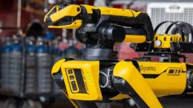 Εικόνα από το μέλλον: Σκύλος-ρομπότ επιτηρεί εργαζόμενους σε εργοστάσιο στη Σιγκαπούρη [βίντεο]